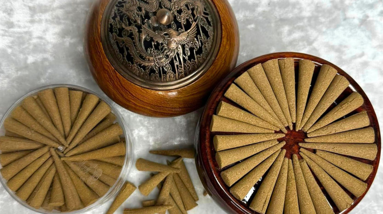 nụ trầm và lư xông gỗ.png